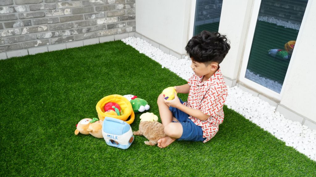 테라스에서 강아지와 아이